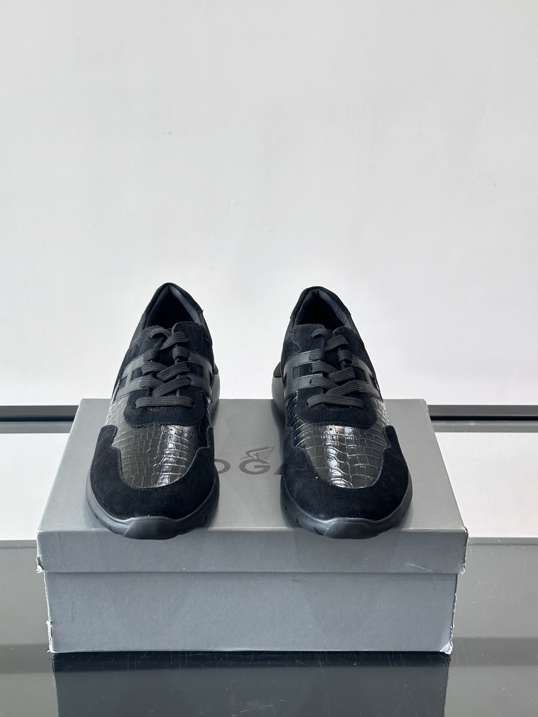 HOGAN男士拼接运动鞋​​👟意大利奢侈品牌HOGAN的棕色拼接运动鞋，采用麂皮+鳄鱼纹皮革，质感层次丰