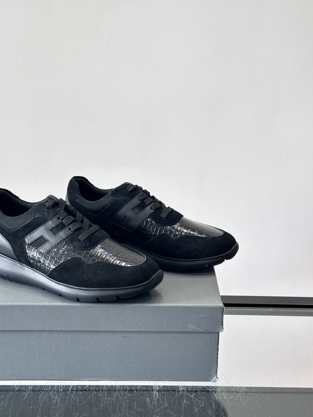 HOGAN男士拼接运动鞋​​👟意大利奢侈品牌HOGAN的棕色拼接运动鞋，采用麂皮+鳄鱼纹皮革，质感层次丰