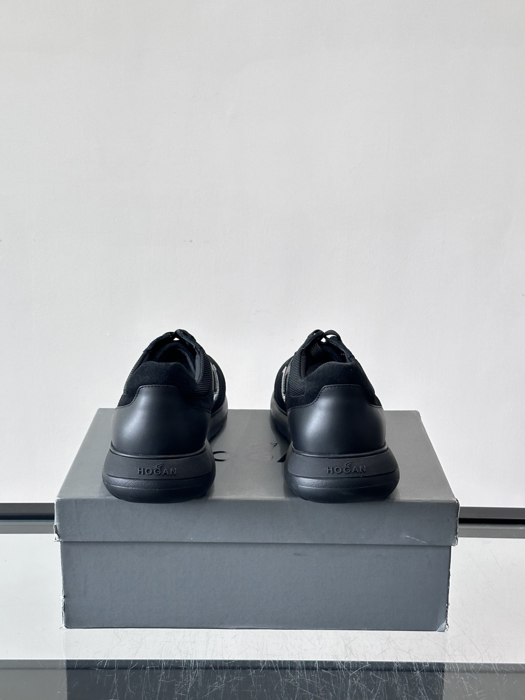 HOGAN男士拼接运动鞋​​👟意大利奢侈品牌HOGAN的棕色拼接运动鞋，采用麂皮+鳄鱼纹皮革，质感层次丰