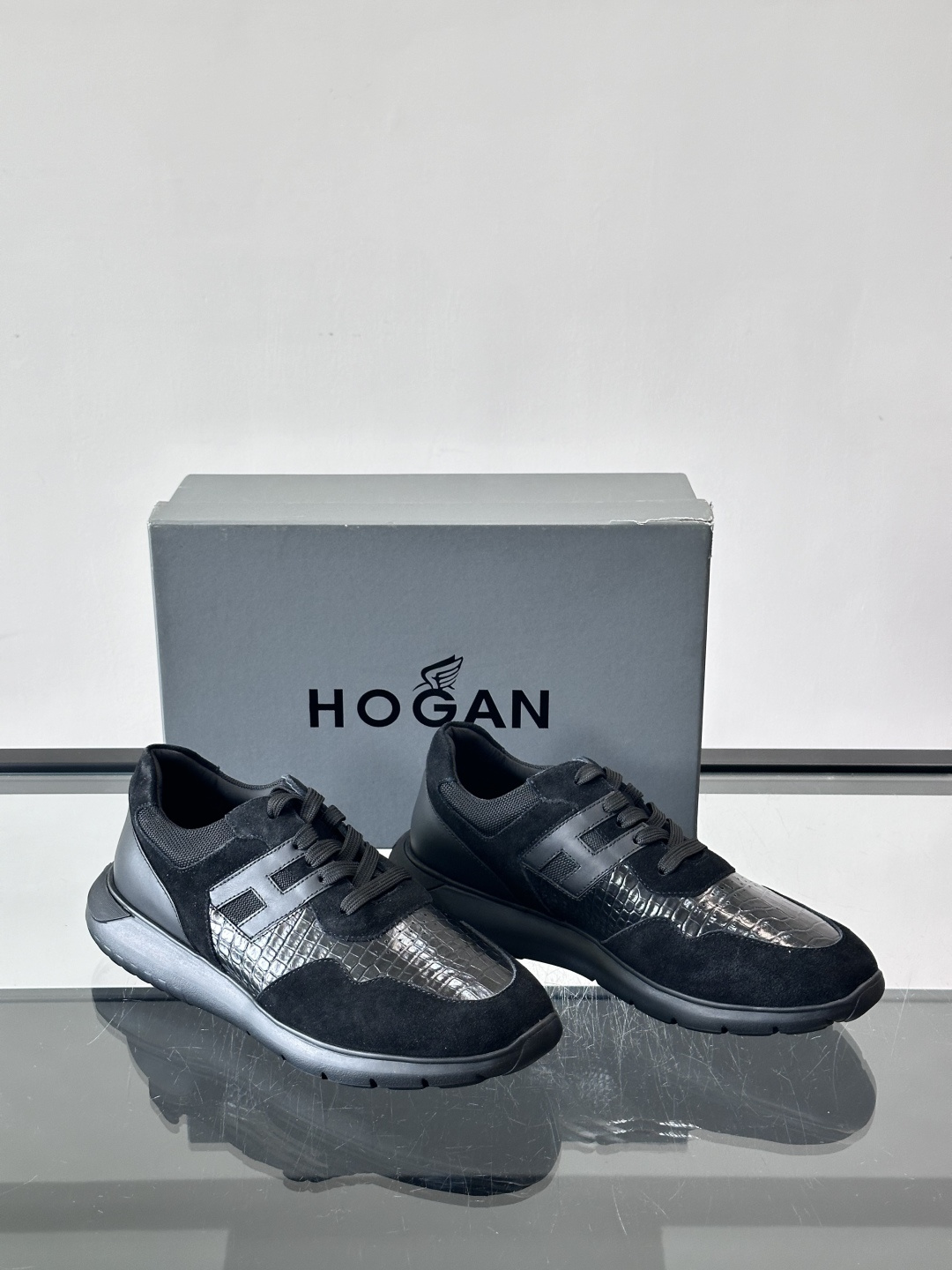 HOGAN男士拼接运动鞋​​👟意大利奢侈品牌HOGAN的棕色拼接运动鞋，采用麂皮+鳄鱼纹皮革，质感层次丰