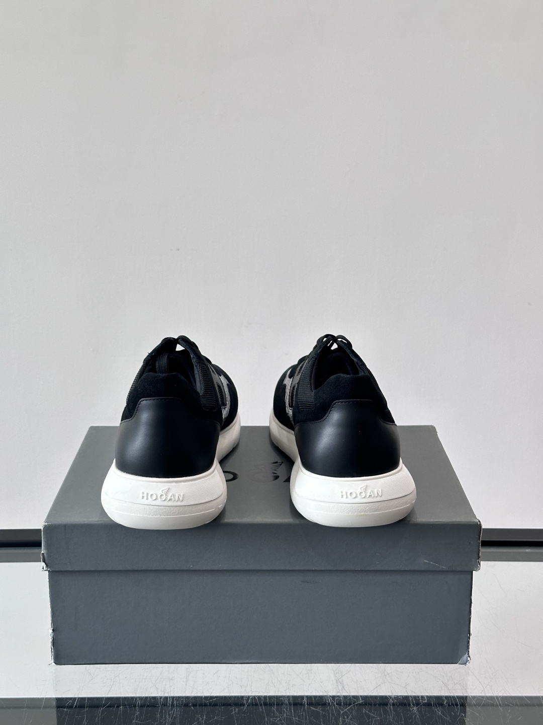 HOGAN男士拼接运动鞋​​👟意大利奢侈品牌HOGAN的棕色拼接运动鞋，采用麂皮+鳄鱼纹皮革，质感层次丰
