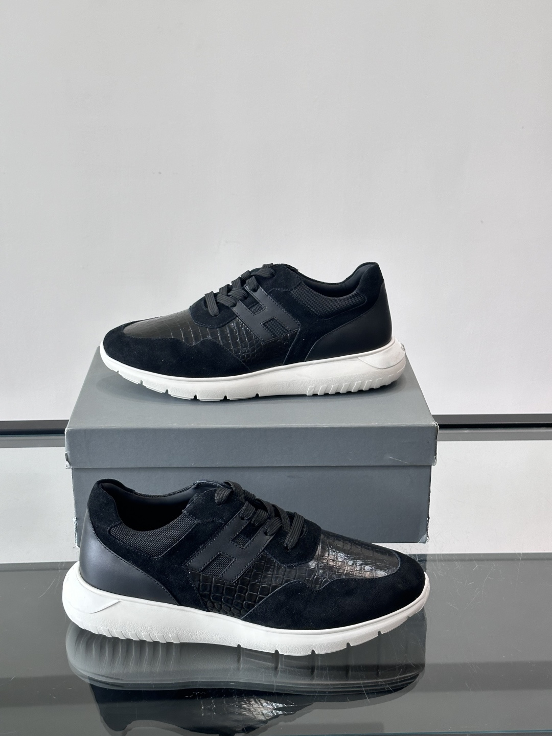 HOGAN男士拼接运动鞋​​👟意大利奢侈品牌HOGAN的棕色拼接运动鞋，采用麂皮+鳄鱼纹皮革，质感层次丰