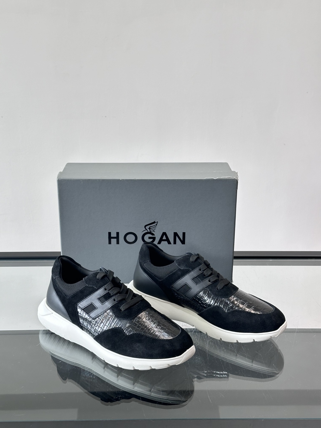 HOGAN男士拼接运动鞋​​👟意大利奢侈品牌HOGAN的棕色拼接运动鞋，采用麂皮+鳄鱼纹皮革，质感层次丰
