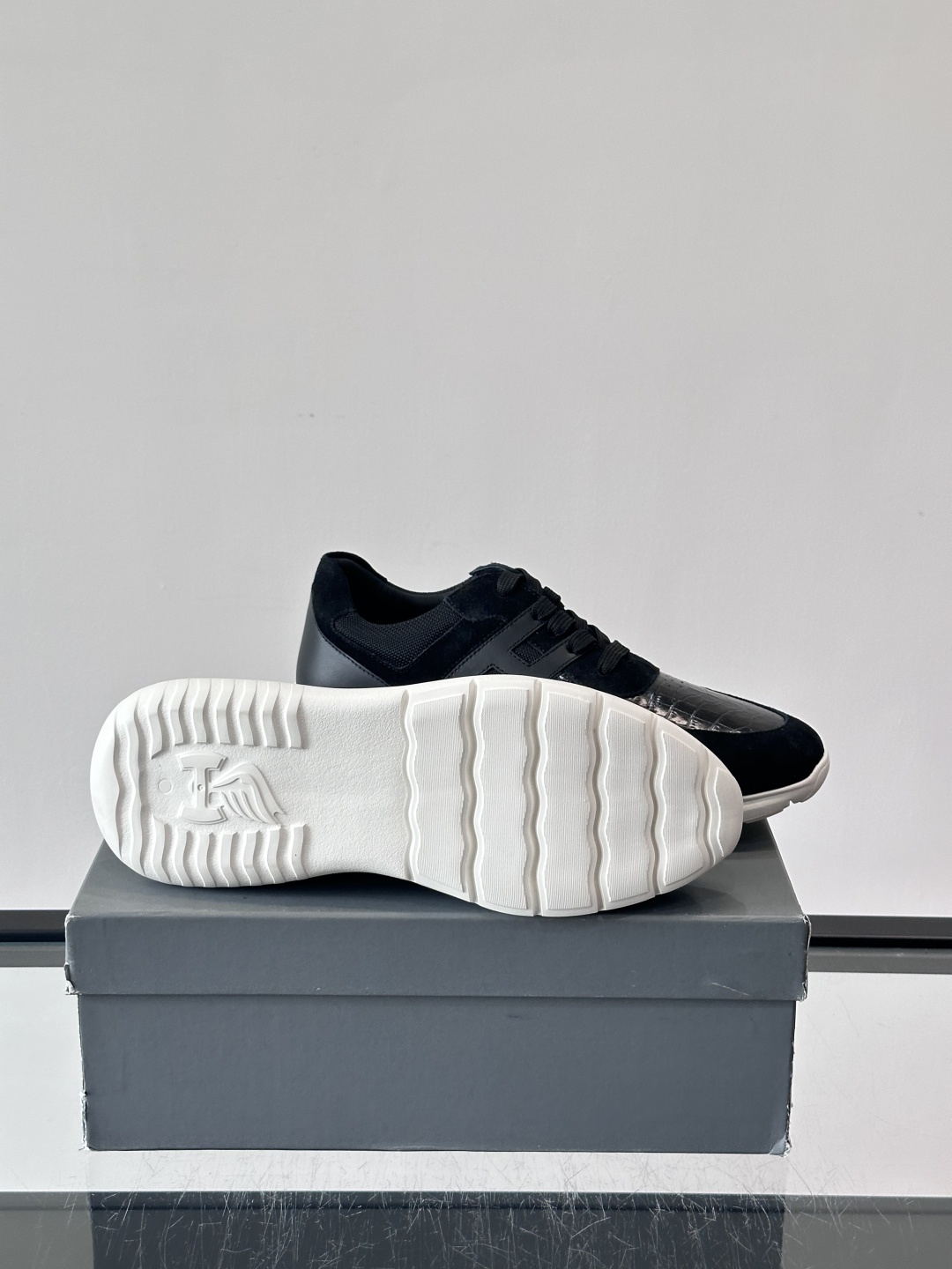 HOGAN男士拼接运动鞋​​👟意大利奢侈品牌HOGAN的棕色拼接运动鞋，采用麂皮+鳄鱼纹皮革，质感层次丰
