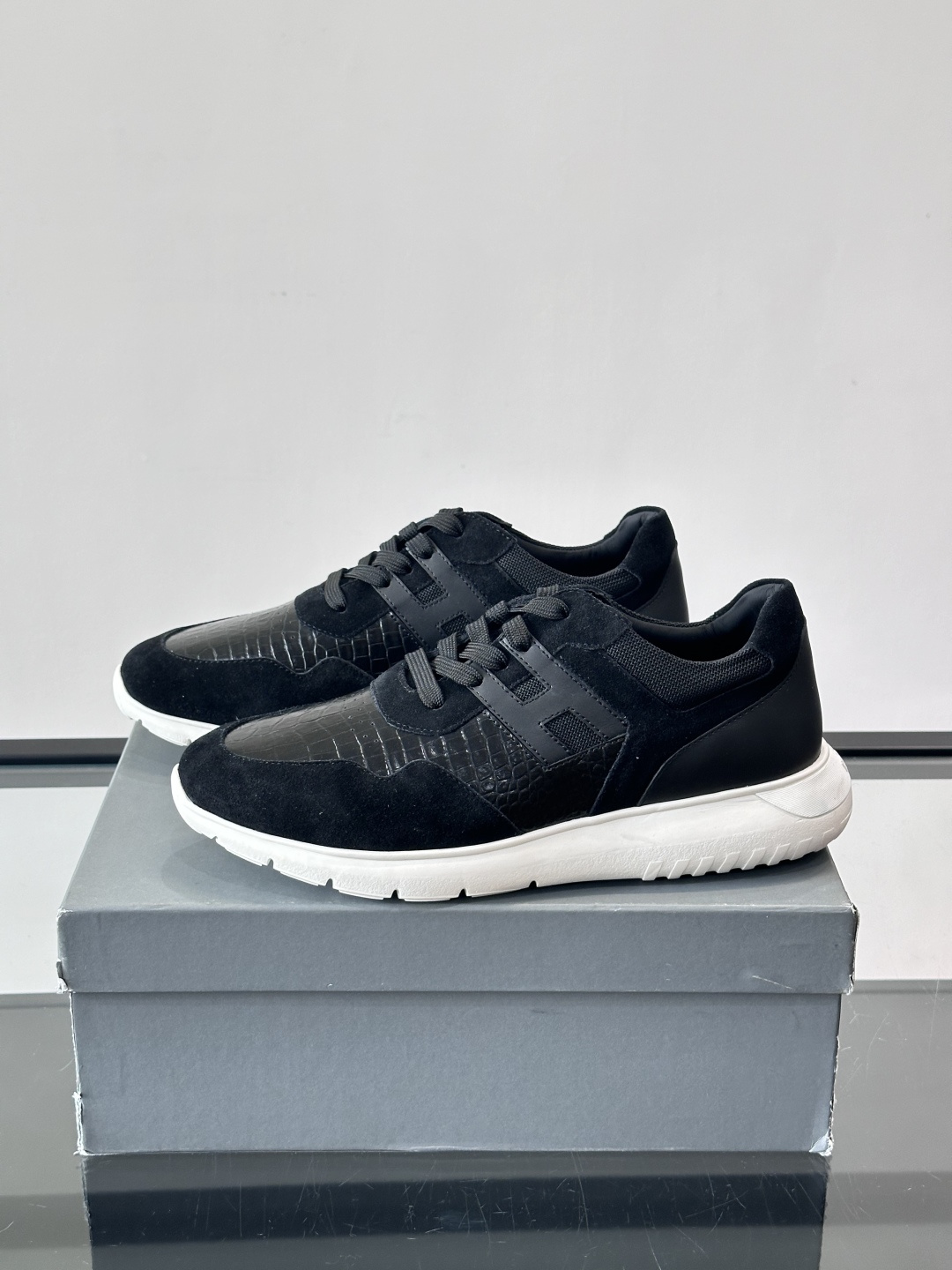 HOGAN男士拼接运动鞋​​👟意大利奢侈品牌HOGAN的棕色拼接运动鞋，采用麂皮+鳄鱼纹皮革，质感层次丰