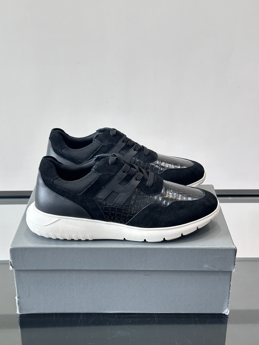 HOGAN男士拼接运动鞋​​👟意大利奢侈品牌HOGAN的棕色拼接运动鞋，采用麂皮+鳄鱼纹皮革，质感层次丰