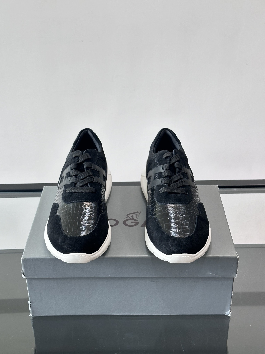 HOGAN男士拼接运动鞋​​👟意大利奢侈品牌HOGAN的棕色拼接运动鞋，采用麂皮+鳄鱼纹皮革，质感层次丰