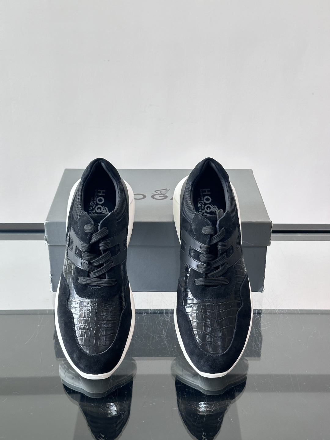 HOGAN男士拼接运动鞋​​👟意大利奢侈品牌HOGAN的棕色拼接运动鞋，采用麂皮+鳄鱼纹皮革，质感层次丰