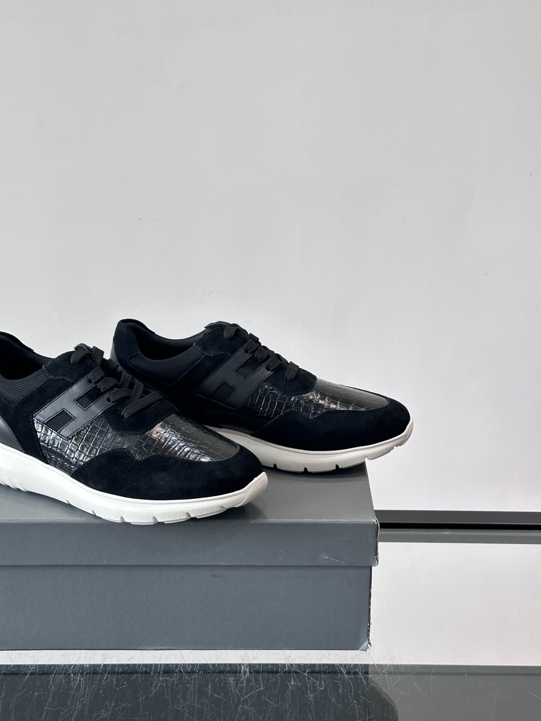 HOGAN男士拼接运动鞋​​👟意大利奢侈品牌HOGAN的棕色拼接运动鞋，采用麂皮+鳄鱼纹皮革，质感层次丰