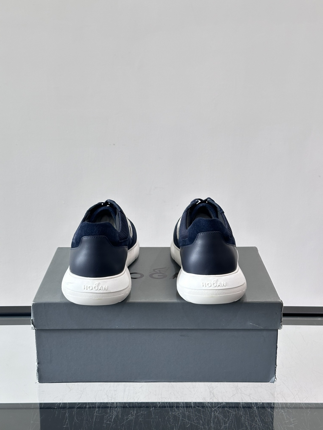 HOGAN男士拼接运动鞋​​👟意大利奢侈品牌HOGAN拼接运动鞋，采用麂皮+鳄鱼纹皮革，质感层次丰富。鞋