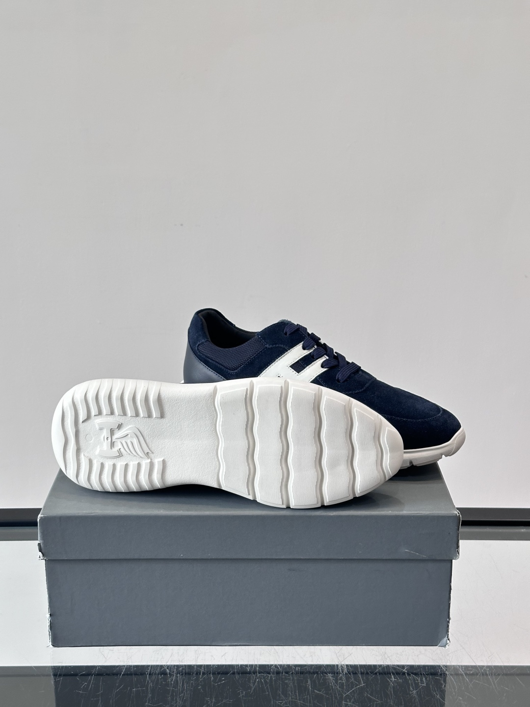 HOGAN男士拼接运动鞋​​👟意大利奢侈品牌HOGAN拼接运动鞋，采用麂皮+鳄鱼纹皮革，质感层次丰富。鞋
