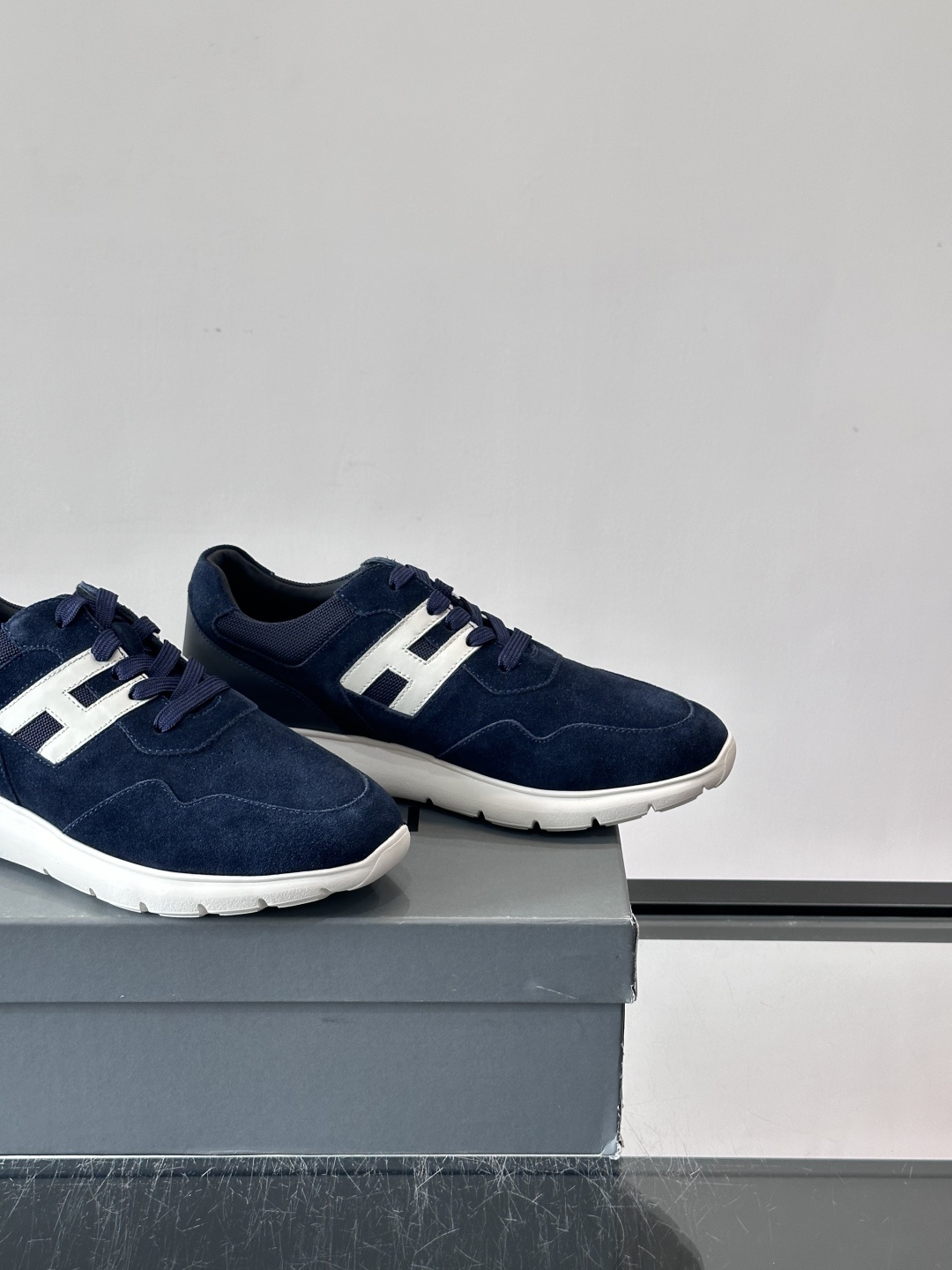HOGAN男士拼接运动鞋​​👟意大利奢侈品牌HOGAN拼接运动鞋，采用麂皮+鳄鱼纹皮革，质感层次丰富。鞋