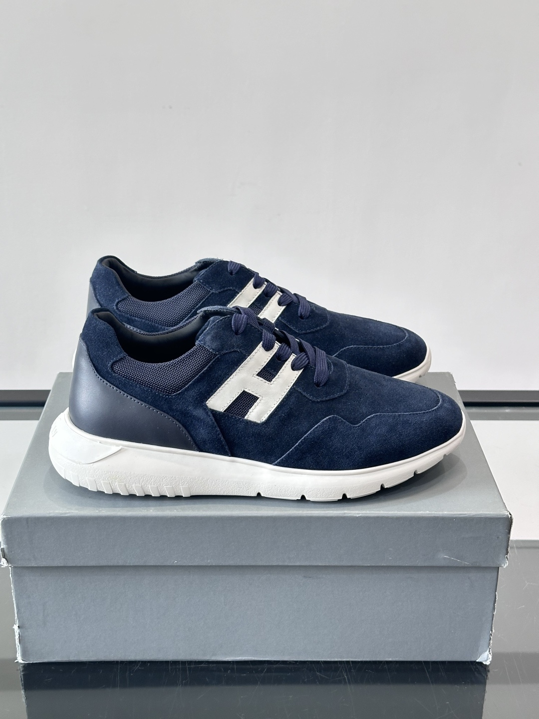 HOGAN男士拼接运动鞋​​👟意大利奢侈品牌HOGAN拼接运动鞋，采用麂皮+鳄鱼纹皮革，质感层次丰富。鞋