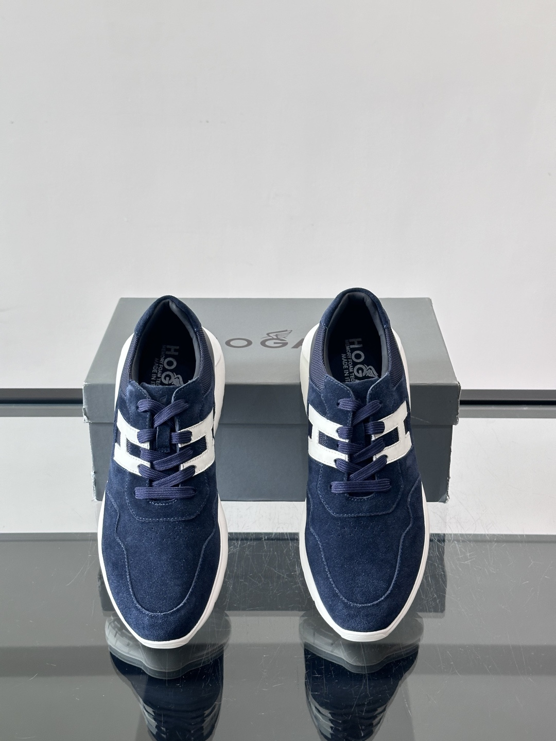 HOGAN男士拼接运动鞋​​👟意大利奢侈品牌HOGAN拼接运动鞋，采用麂皮+鳄鱼纹皮革，质感层次丰富。鞋