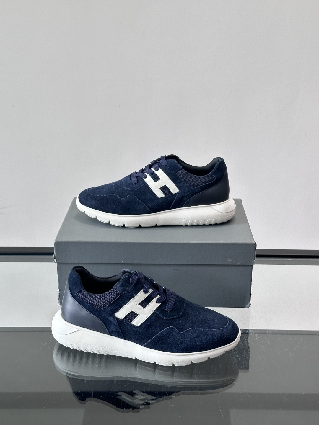 HOGAN男士拼接运动鞋​​👟意大利奢侈品牌HOGAN拼接运动鞋，采用麂皮+鳄鱼纹皮革，质感层次丰富。鞋