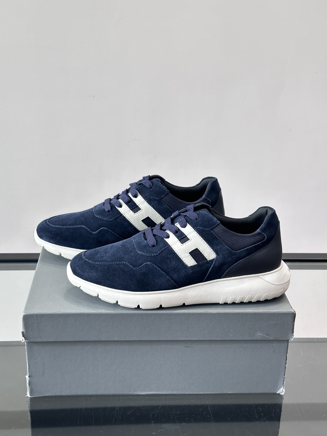 HOGAN男士拼接运动鞋​​👟意大利奢侈品牌HOGAN拼接运动鞋，采用麂皮+鳄鱼纹皮革，质感层次丰富。鞋