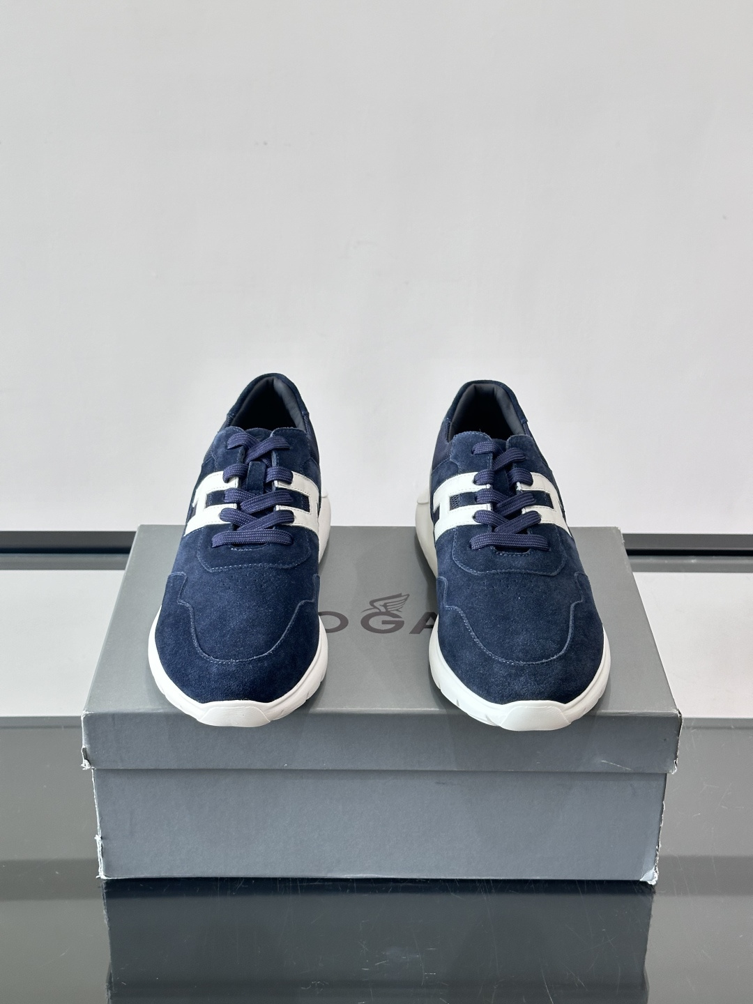 HOGAN男士拼接运动鞋​​👟意大利奢侈品牌HOGAN拼接运动鞋，采用麂皮+鳄鱼纹皮革，质感层次丰富。鞋