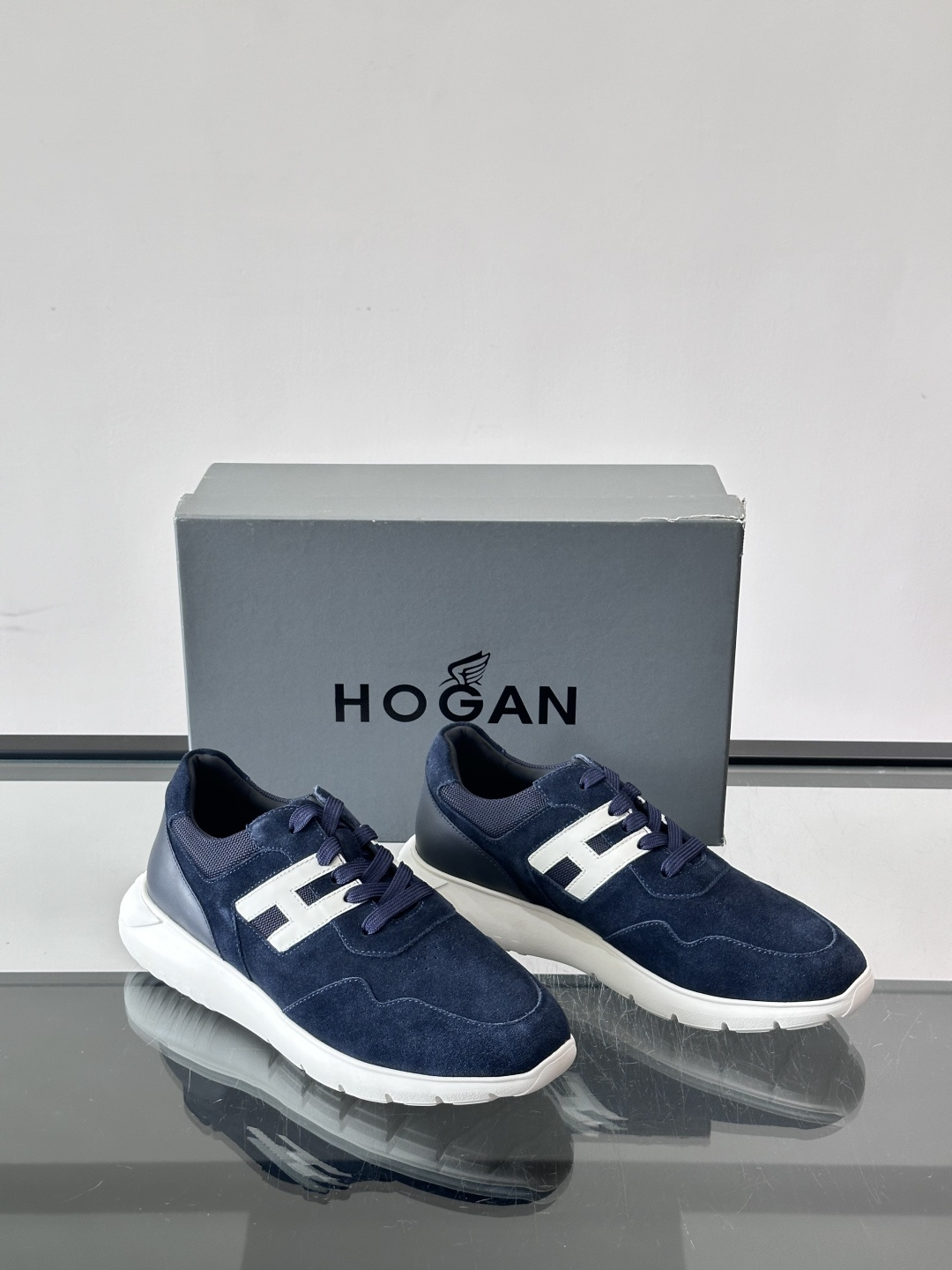 HOGAN男士拼接运动鞋​​👟意大利奢侈品牌HOGAN拼接运动鞋，采用麂皮+鳄鱼纹皮革，质感层次丰富。鞋