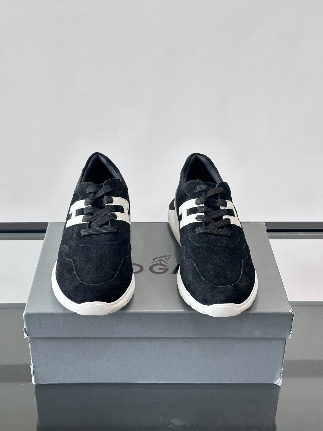 HOGAN男士拼接运动鞋​​👟意大利奢侈品牌HOGAN拼接运动鞋，采用麂皮+鳄鱼纹皮革，质感层次丰富。鞋