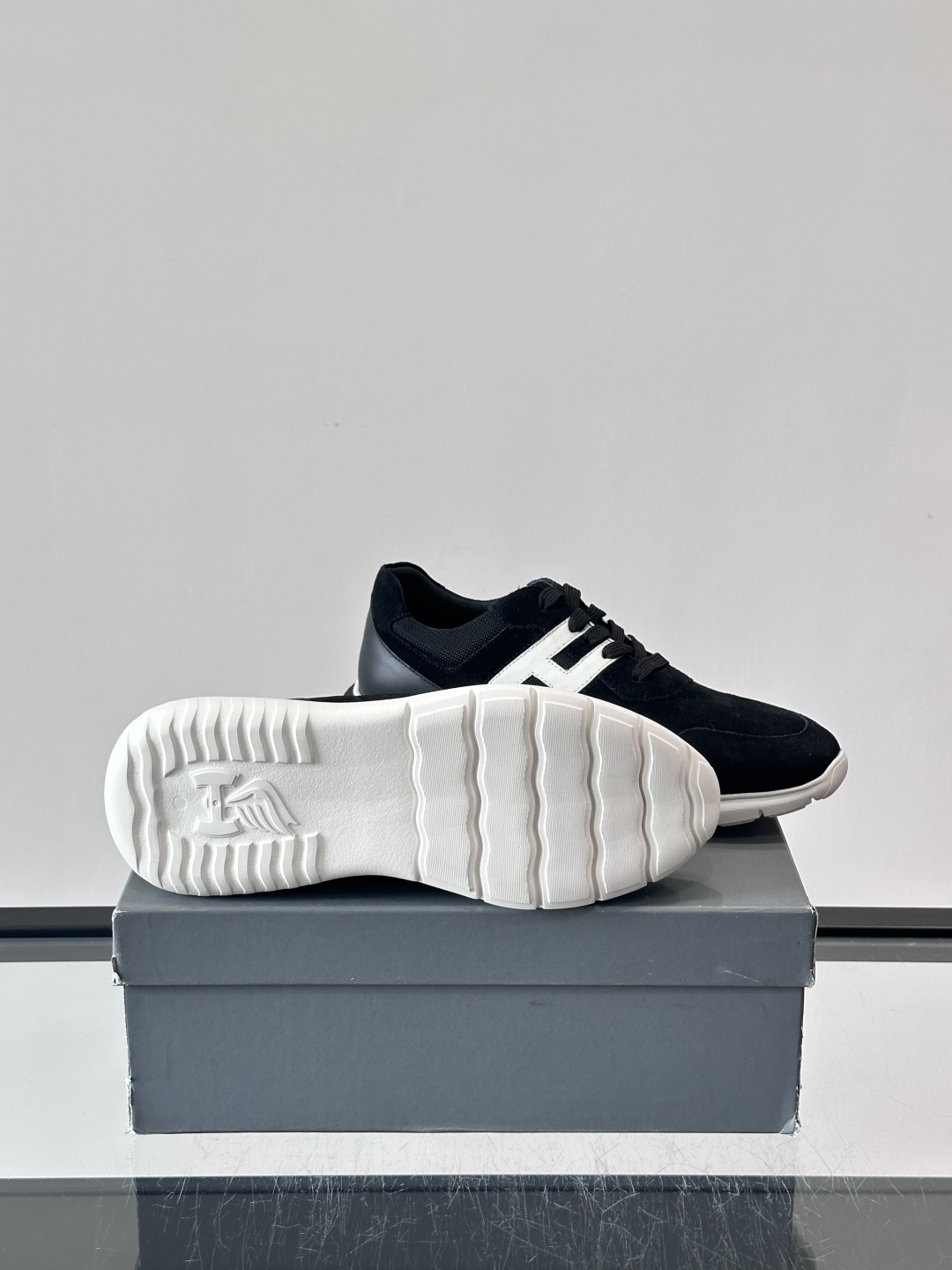 HOGAN男士拼接运动鞋​​👟意大利奢侈品牌HOGAN拼接运动鞋，采用麂皮+鳄鱼纹皮革，质感层次丰富。鞋