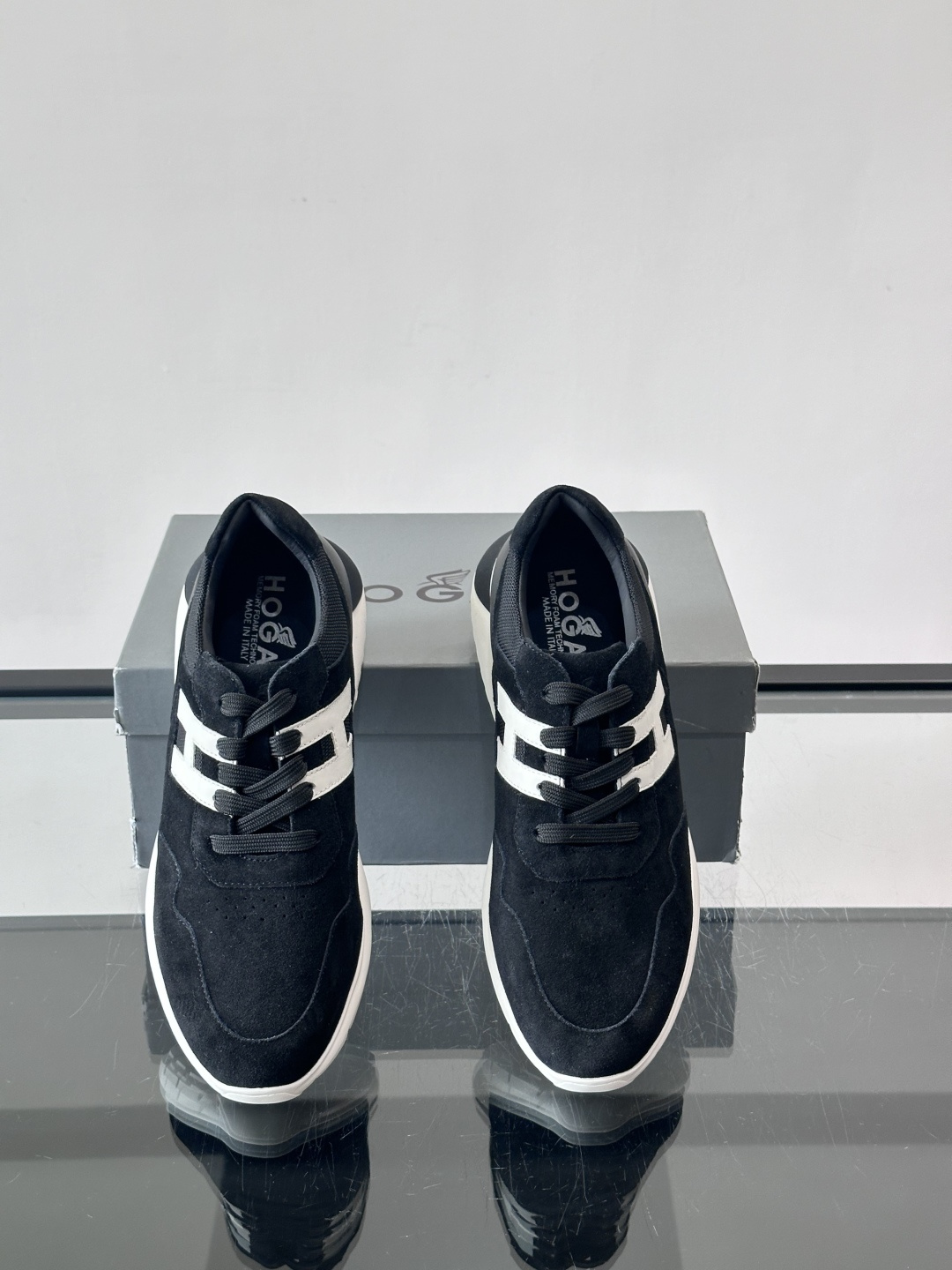 HOGAN男士拼接运动鞋​​👟意大利奢侈品牌HOGAN拼接运动鞋，采用麂皮+鳄鱼纹皮革，质感层次丰富。鞋