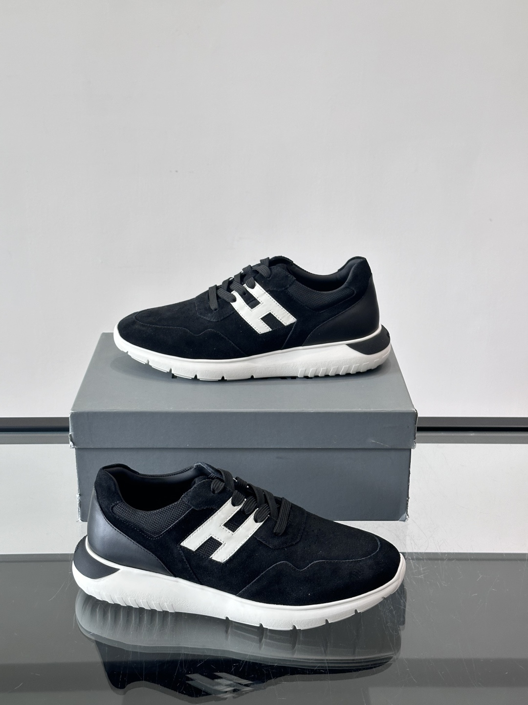 HOGAN男士拼接运动鞋​​👟意大利奢侈品牌HOGAN拼接运动鞋，采用麂皮+鳄鱼纹皮革，质感层次丰富。鞋