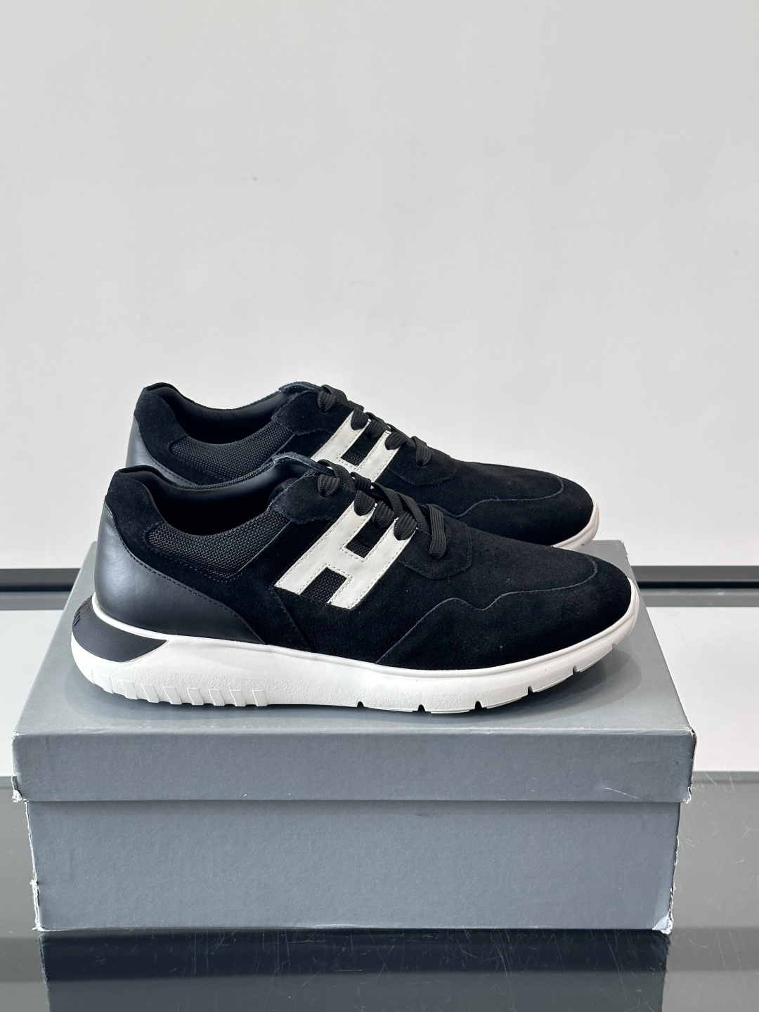 HOGAN男士拼接运动鞋​​👟意大利奢侈品牌HOGAN拼接运动鞋，采用麂皮+鳄鱼纹皮革，质感层次丰富。鞋
