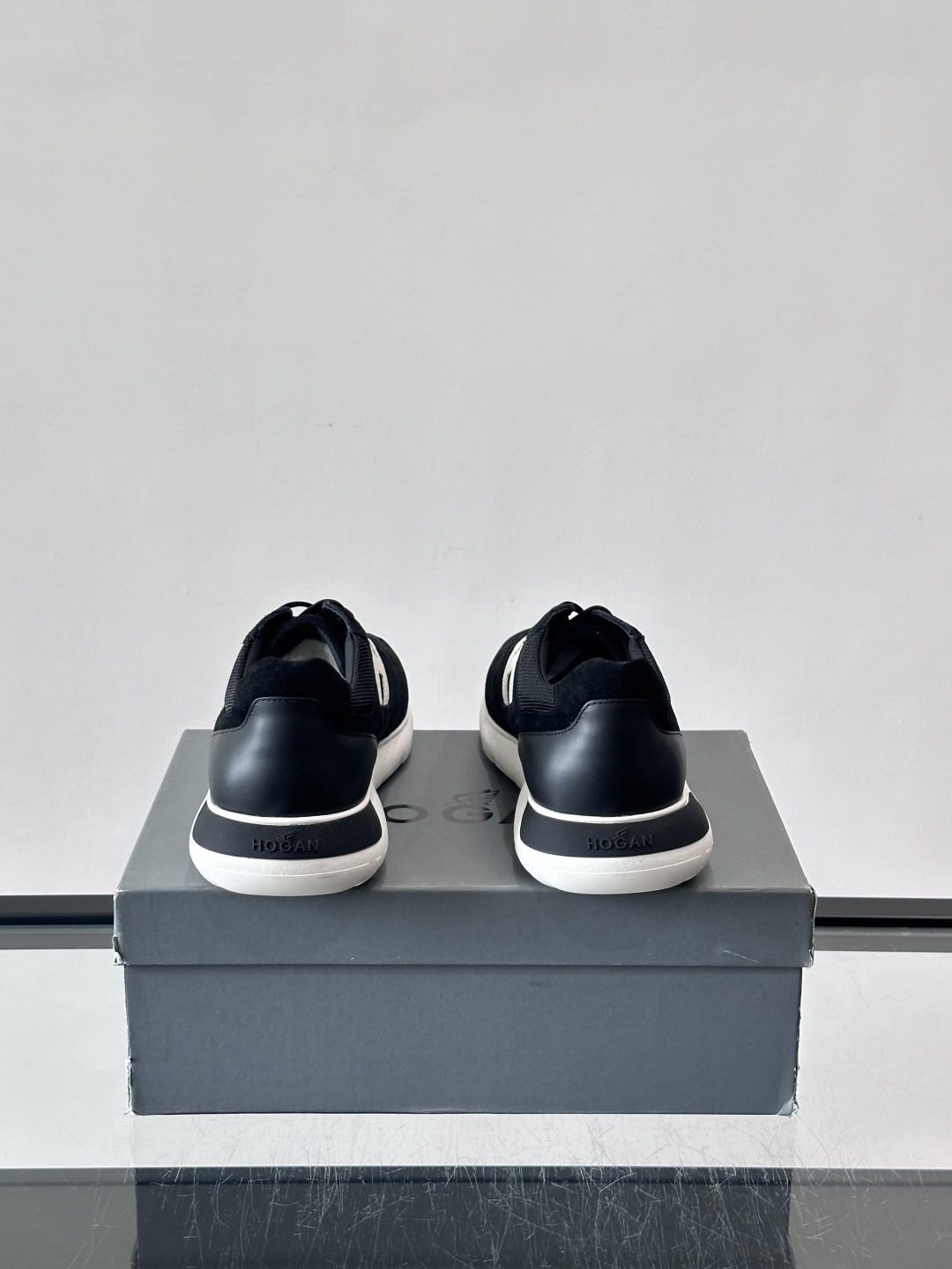 HOGAN男士拼接运动鞋​​👟意大利奢侈品牌HOGAN拼接运动鞋，采用麂皮+鳄鱼纹皮革，质感层次丰富。鞋
