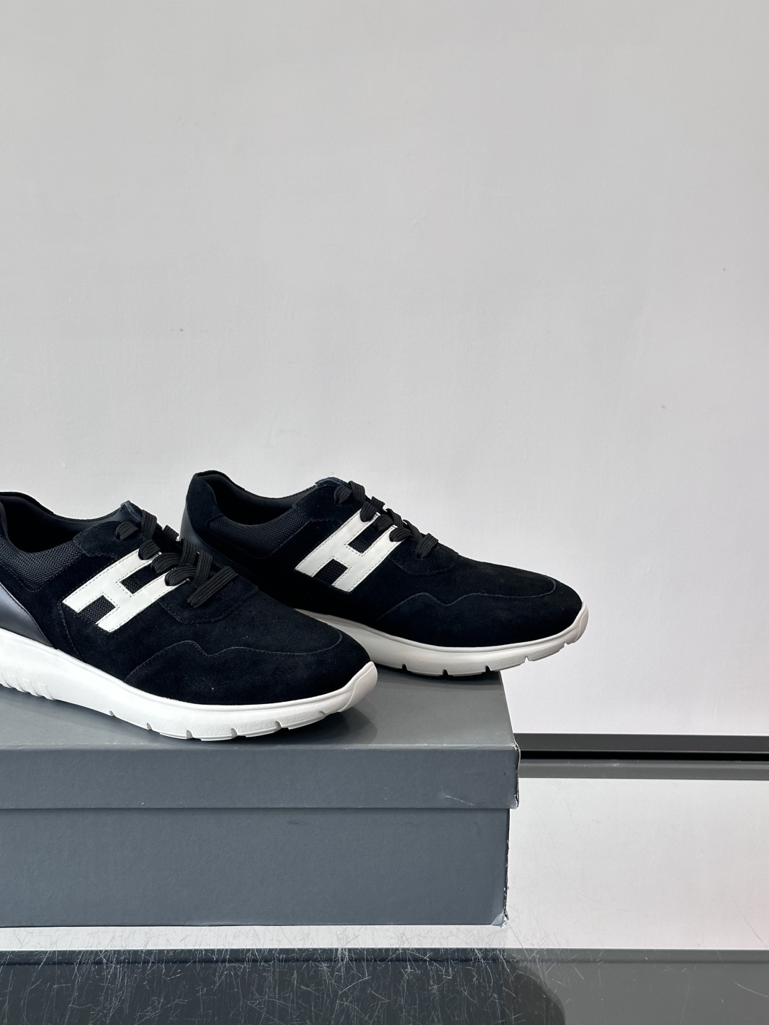 HOGAN男士拼接运动鞋​​👟意大利奢侈品牌HOGAN拼接运动鞋，采用麂皮+鳄鱼纹皮革，质感层次丰富。鞋
