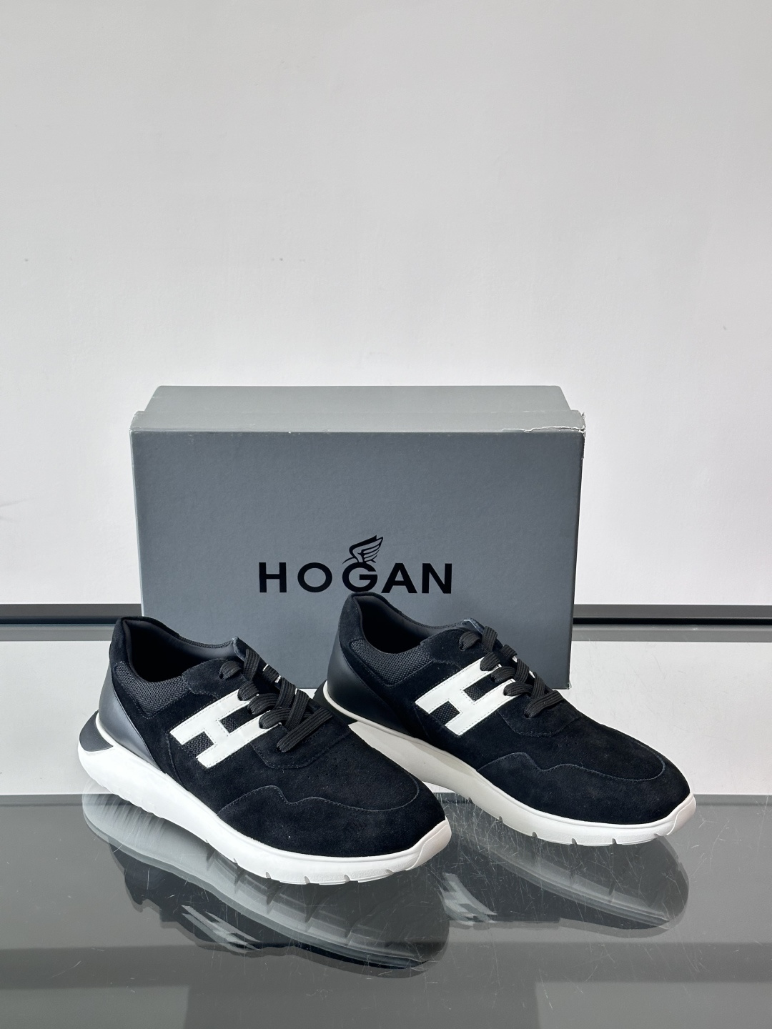 HOGAN男士拼接运动鞋​​👟意大利奢侈品牌HOGAN拼接运动鞋，采用麂皮+鳄鱼纹皮革，质感层次丰富。鞋