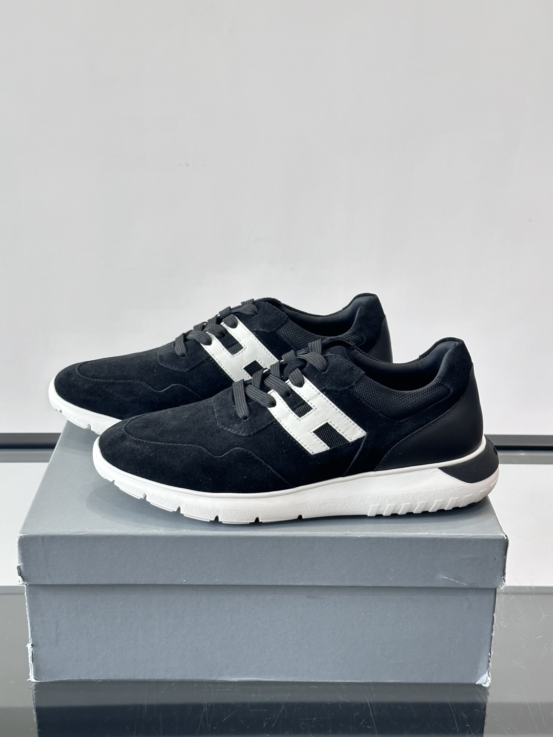 HOGAN男士拼接运动鞋​​👟意大利奢侈品牌HOGAN拼接运动鞋，采用麂皮+鳄鱼纹皮革，质感层次丰富。鞋