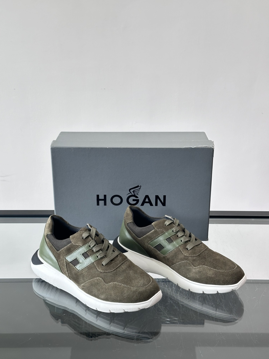 HOGAN男士拼接运动鞋​​👟意大利奢侈品牌HOGAN拼接运动鞋，采用麂皮+鳄鱼纹皮革，质感层次丰富。鞋