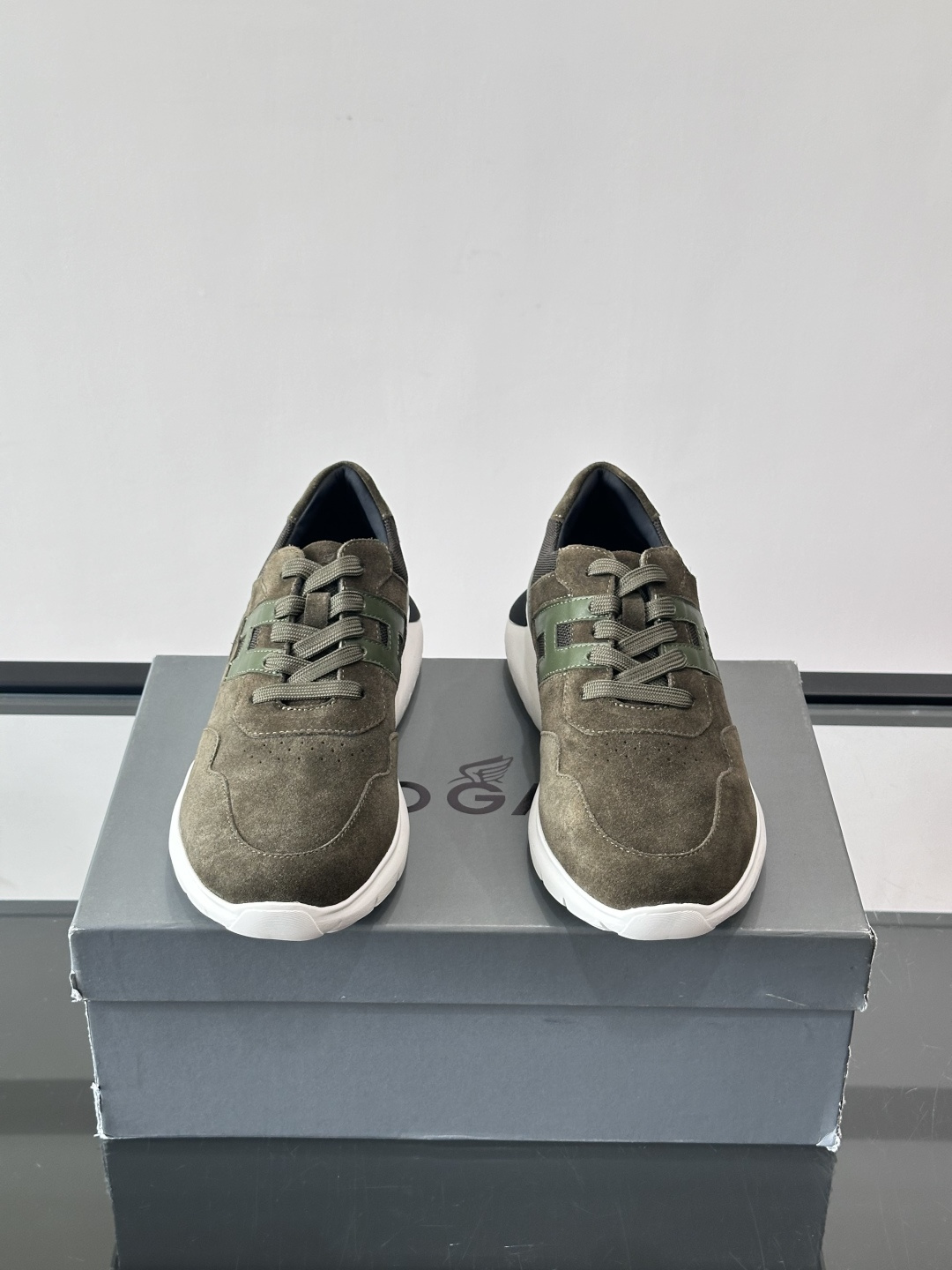 HOGAN男士拼接运动鞋​​👟意大利奢侈品牌HOGAN拼接运动鞋，采用麂皮+鳄鱼纹皮革，质感层次丰富。鞋