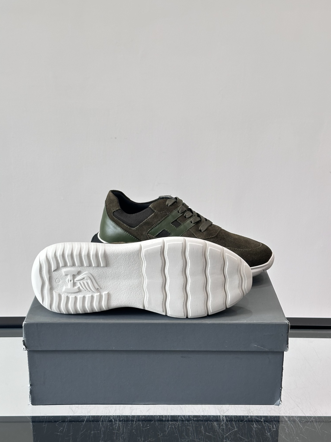 HOGAN男士拼接运动鞋​​👟意大利奢侈品牌HOGAN拼接运动鞋，采用麂皮+鳄鱼纹皮革，质感层次丰富。鞋