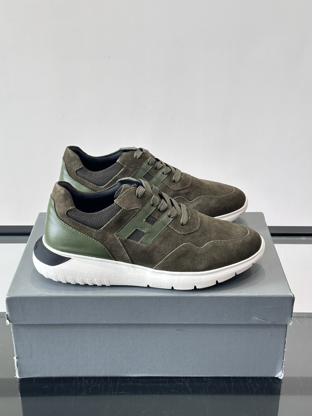 HOGAN男士拼接运动鞋​​👟意大利奢侈品牌HOGAN拼接运动鞋，采用麂皮+鳄鱼纹皮革，质感层次丰富。鞋