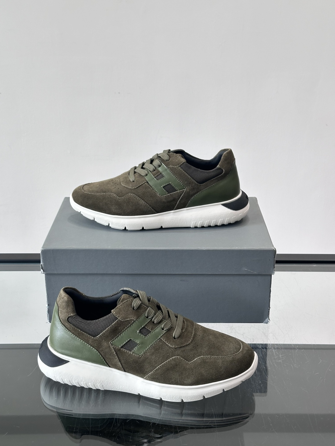 HOGAN男士拼接运动鞋​​👟意大利奢侈品牌HOGAN拼接运动鞋，采用麂皮+鳄鱼纹皮革，质感层次丰富。鞋