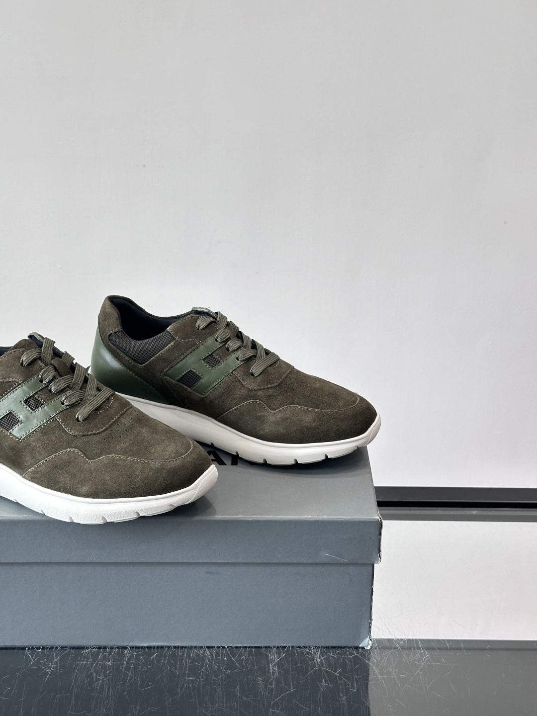 HOGAN男士拼接运动鞋​​👟意大利奢侈品牌HOGAN拼接运动鞋，采用麂皮+鳄鱼纹皮革，质感层次丰富。鞋