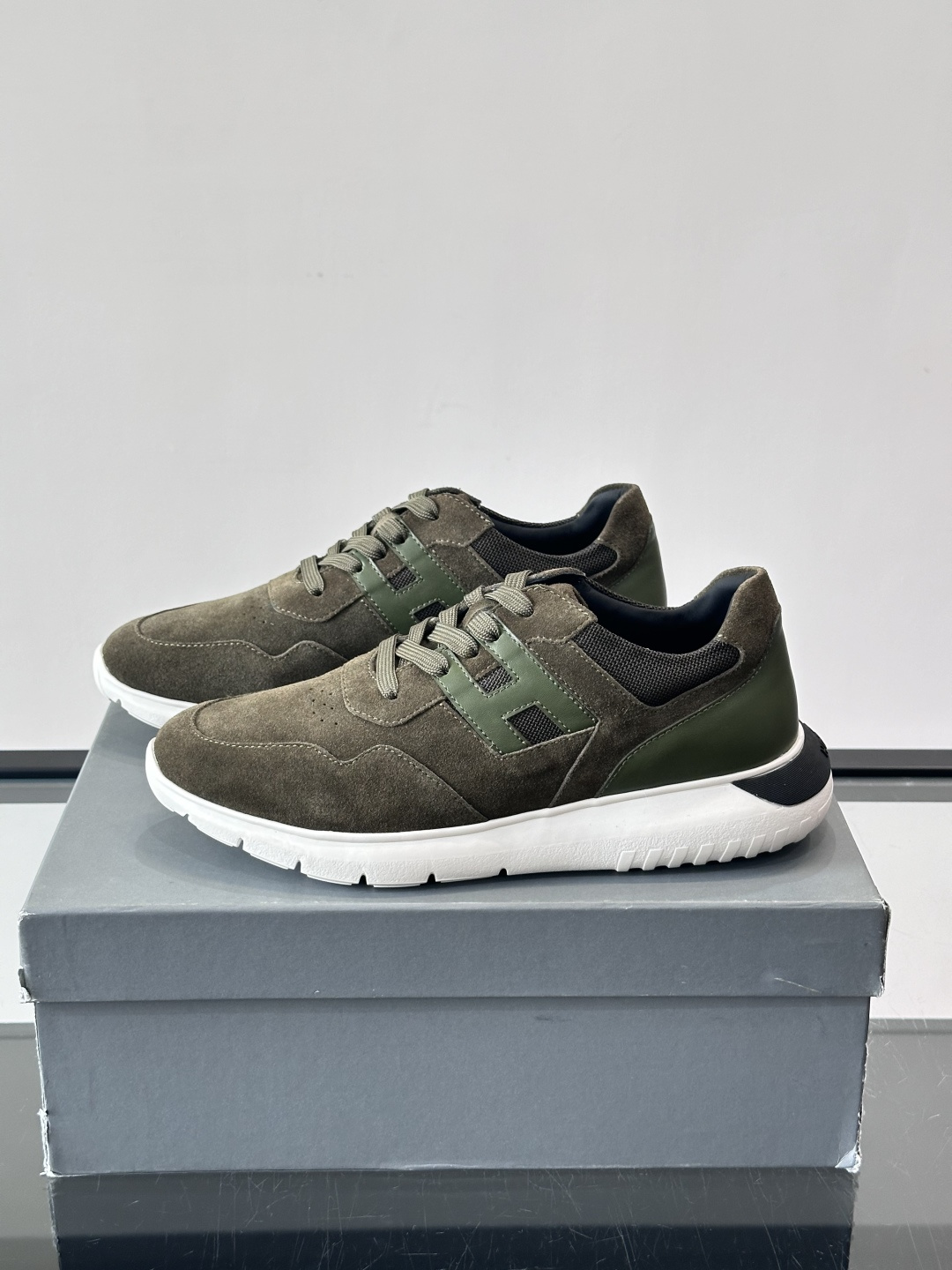 HOGAN男士拼接运动鞋​​👟意大利奢侈品牌HOGAN拼接运动鞋，采用麂皮+鳄鱼纹皮革，质感层次丰富。鞋