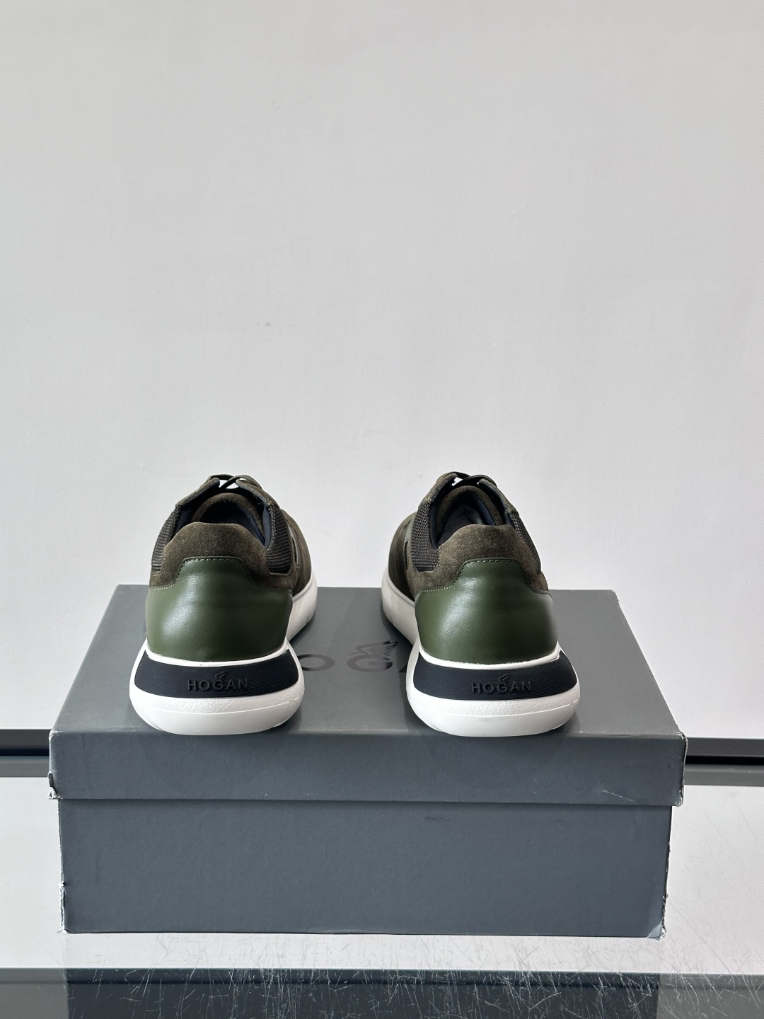 HOGAN男士拼接运动鞋​​👟意大利奢侈品牌HOGAN拼接运动鞋，采用麂皮+鳄鱼纹皮革，质感层次丰富。鞋
