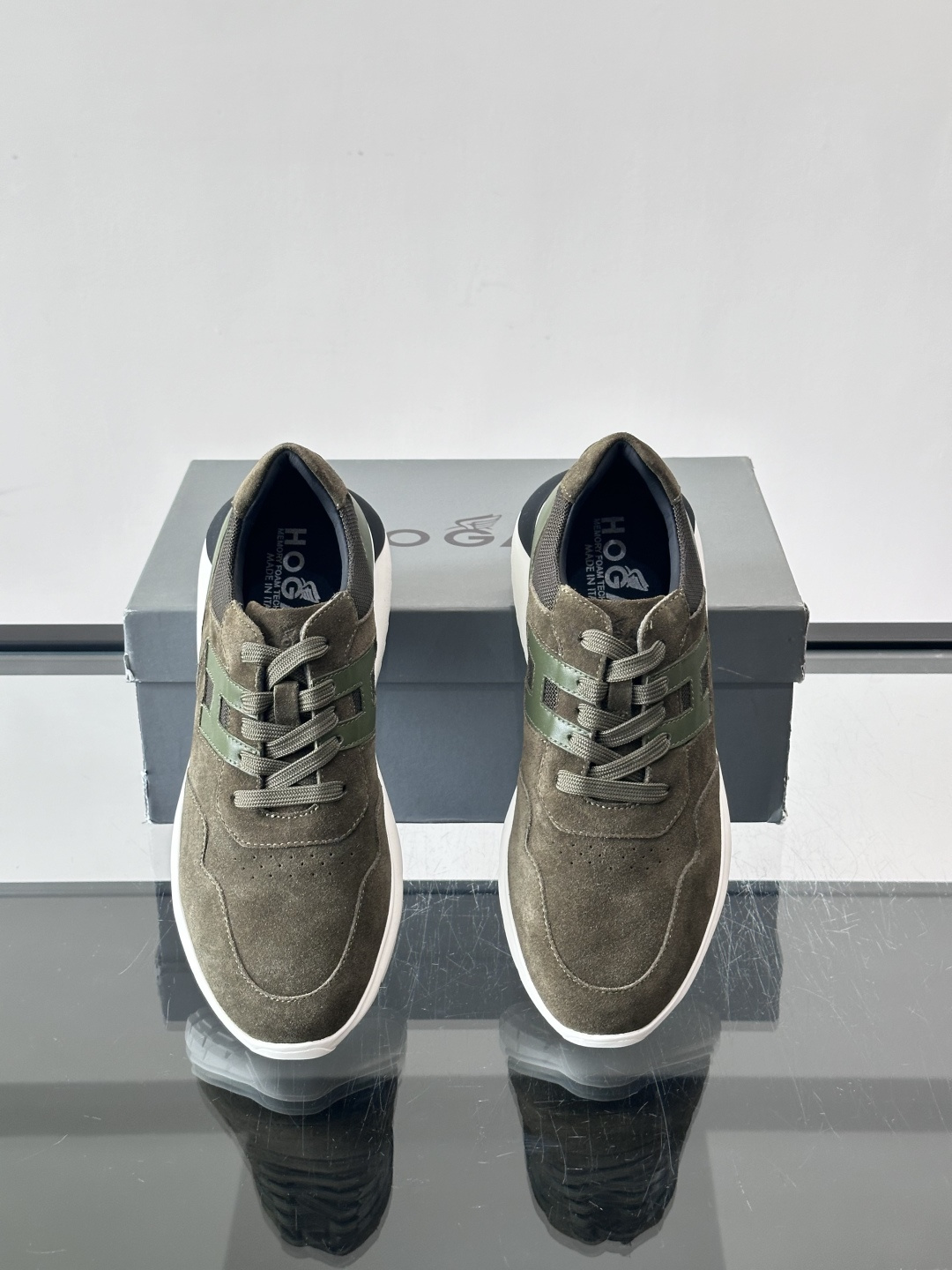 HOGAN男士拼接运动鞋​​👟意大利奢侈品牌HOGAN拼接运动鞋，采用麂皮+鳄鱼纹皮革，质感层次丰富。鞋
