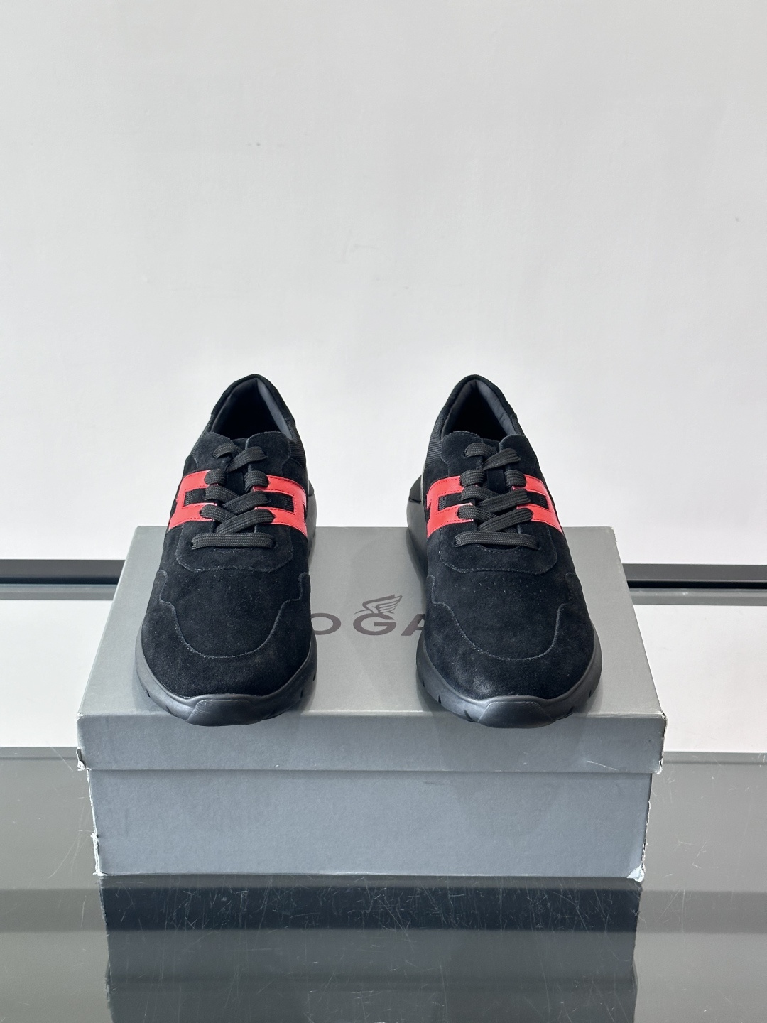 HOGAN男士拼接运动鞋​​👟意大利奢侈品牌HOGAN拼接运动鞋，采用麂皮+鳄鱼纹皮革，质感层次丰富。鞋