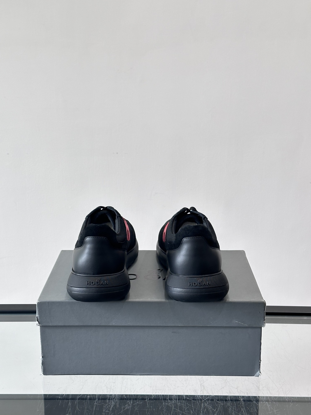 HOGAN男士拼接运动鞋​​👟意大利奢侈品牌HOGAN拼接运动鞋，采用麂皮+鳄鱼纹皮革，质感层次丰富。鞋