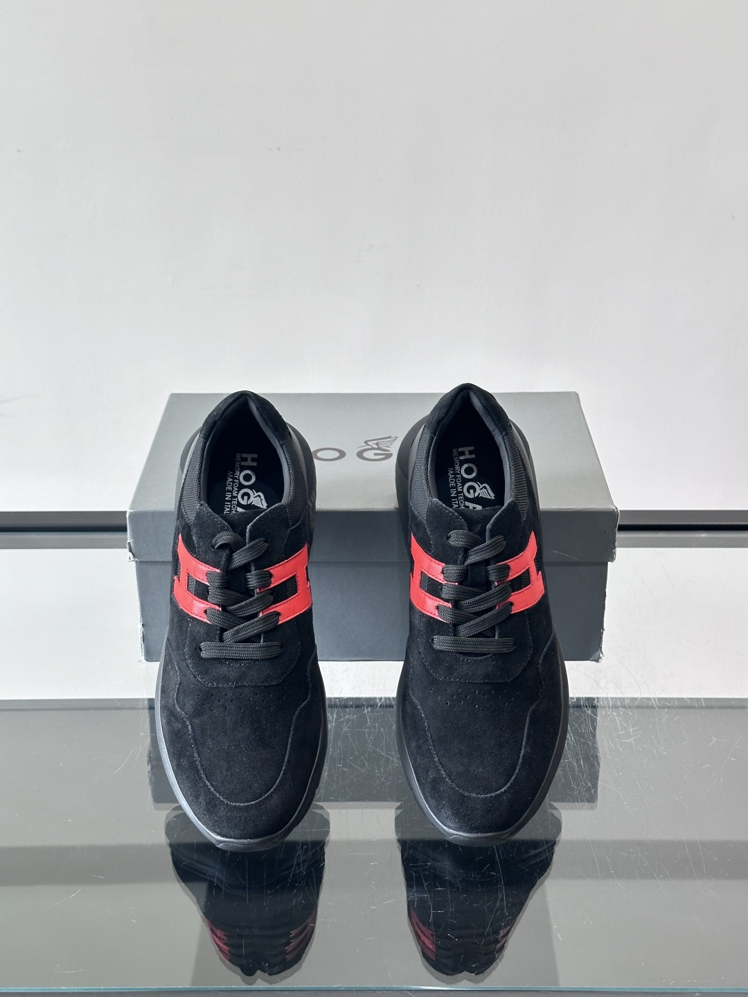 HOGAN男士拼接运动鞋​​👟意大利奢侈品牌HOGAN拼接运动鞋，采用麂皮+鳄鱼纹皮革，质感层次丰富。鞋