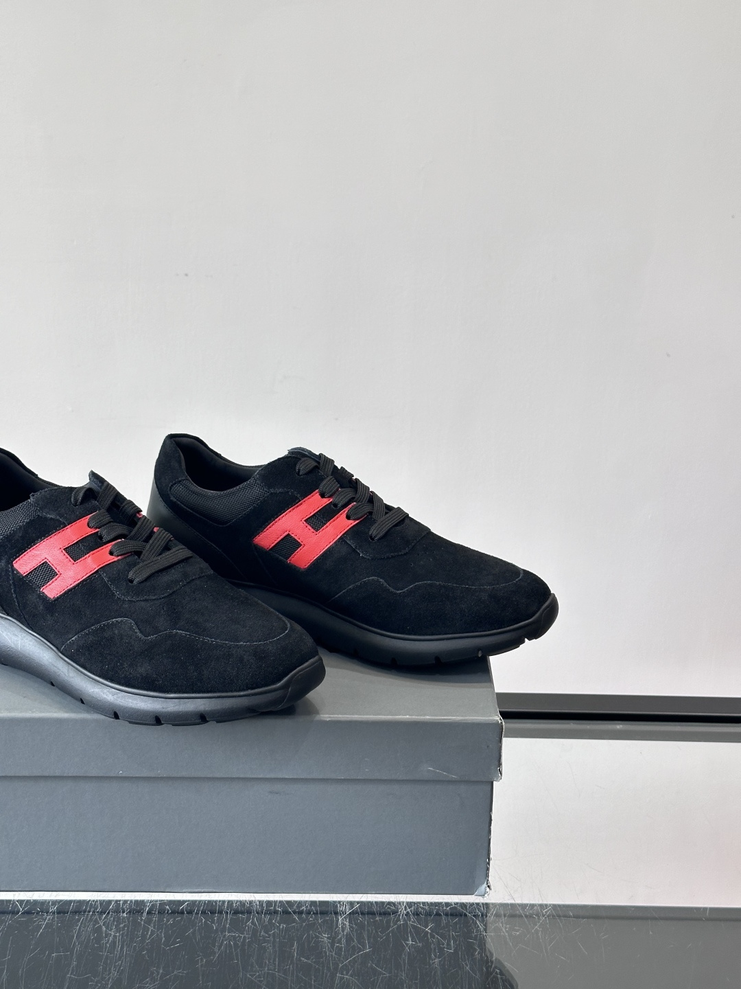 HOGAN男士拼接运动鞋​​👟意大利奢侈品牌HOGAN拼接运动鞋，采用麂皮+鳄鱼纹皮革，质感层次丰富。鞋