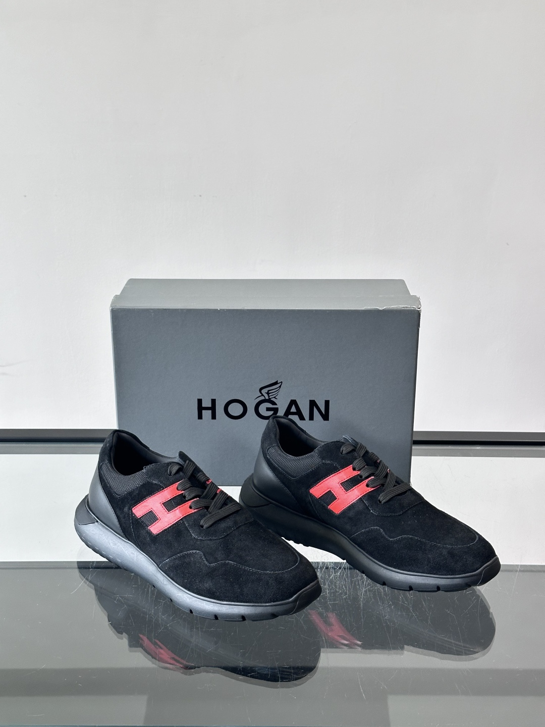 HOGAN男士拼接运动鞋​​👟意大利奢侈品牌HOGAN拼接运动鞋，采用麂皮+鳄鱼纹皮革，质感层次丰富。鞋