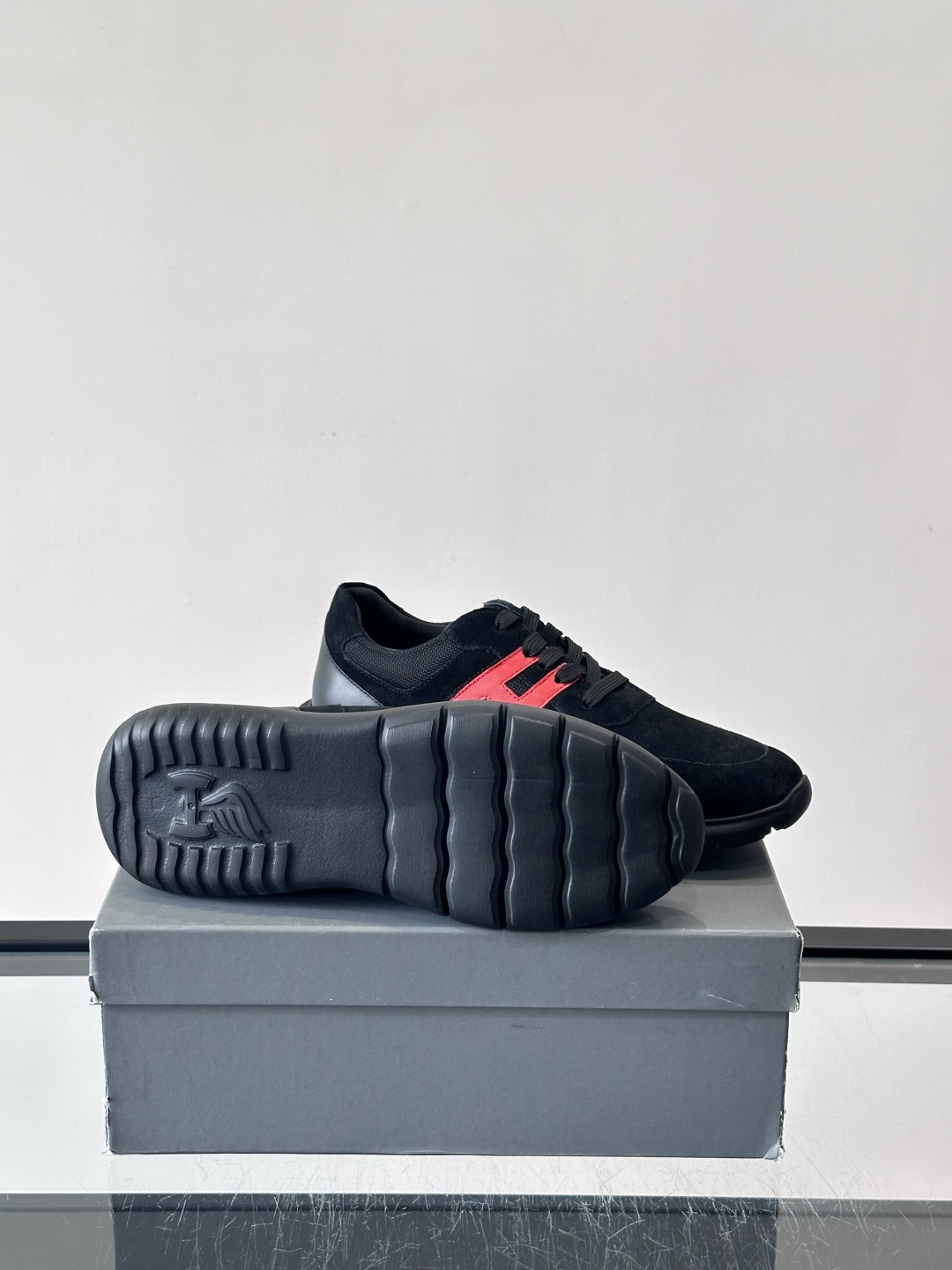 HOGAN男士拼接运动鞋​​👟意大利奢侈品牌HOGAN拼接运动鞋，采用麂皮+鳄鱼纹皮革，质感层次丰富。鞋
