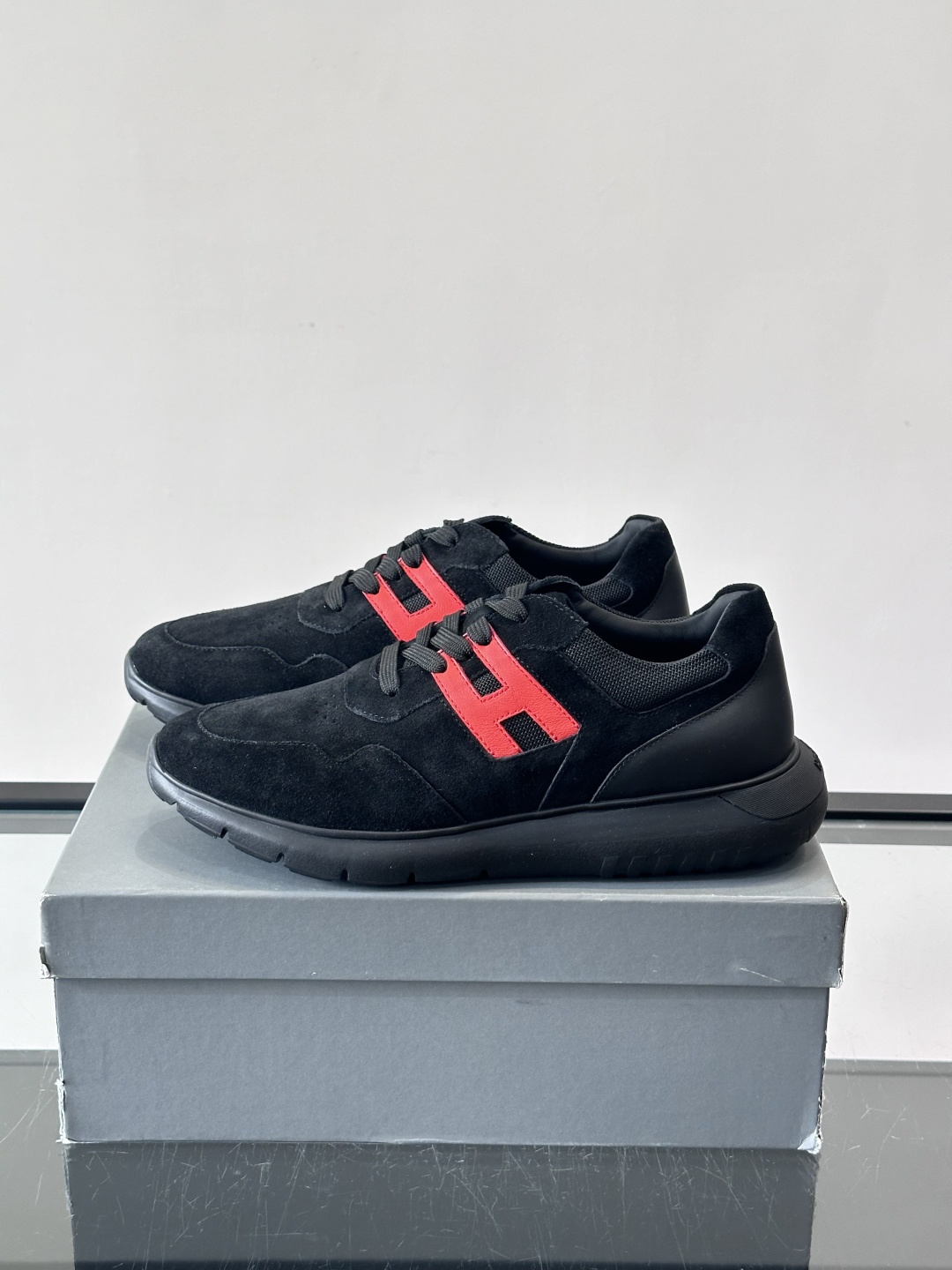 HOGAN男士拼接运动鞋​​👟意大利奢侈品牌HOGAN拼接运动鞋，采用麂皮+鳄鱼纹皮革，质感层次丰富。鞋