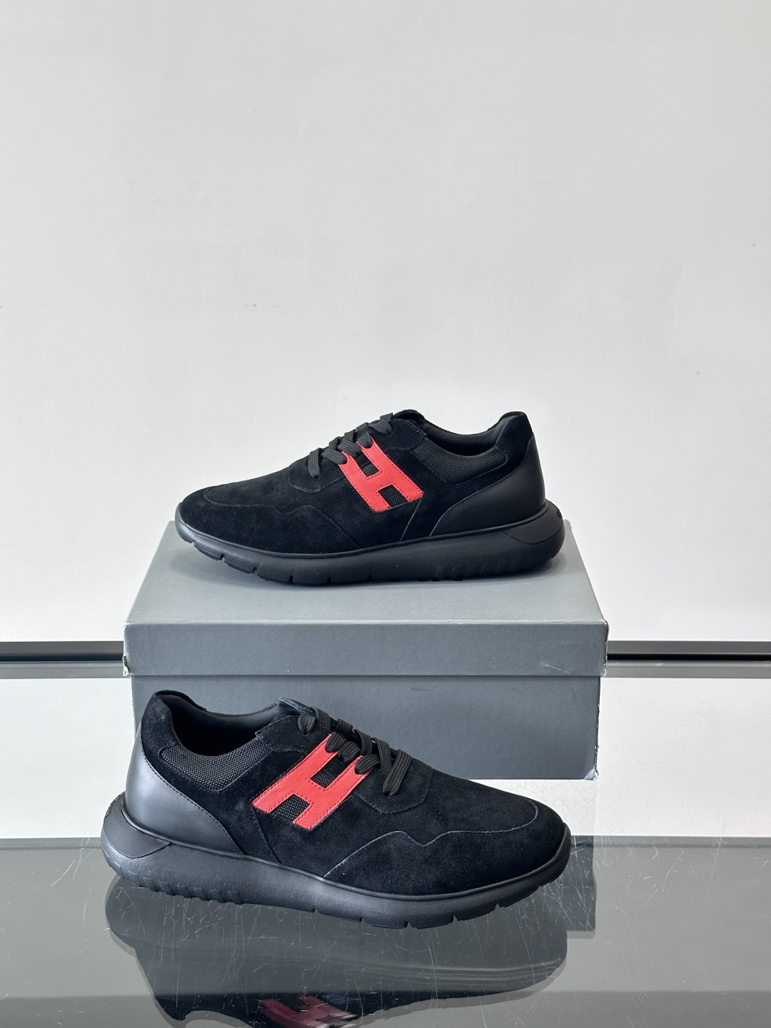 HOGAN男士拼接运动鞋​​👟意大利奢侈品牌HOGAN拼接运动鞋，采用麂皮+鳄鱼纹皮革，质感层次丰富。鞋