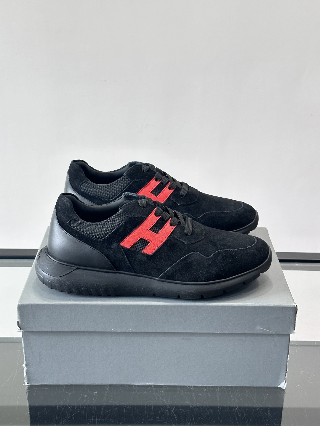 HOGAN男士拼接运动鞋​​👟意大利奢侈品牌HOGAN拼接运动鞋，采用麂皮+鳄鱼纹皮革，质感层次丰富。鞋