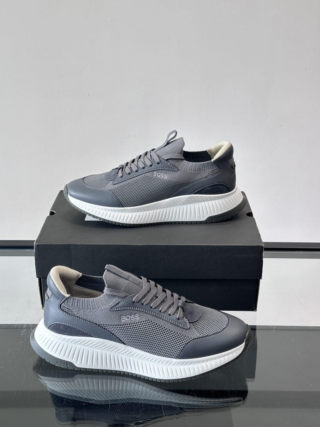 BOSS男士运动鞋，简约时尚，鞋面采用透气网布➕牛皮拼接，舒适又耐穿！厚底设计，缓震效果棒，日常通勤或轻